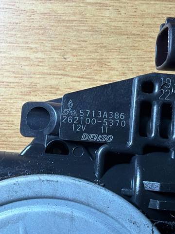 Мотор склопідйомника дверей передніх, правих 5713A386 MITSUBISHI