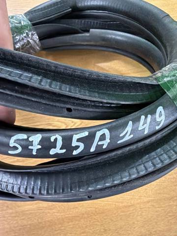 Ущільнювач дверей передніх, лівих (на кузові) 5725A149 MITSUBISHI