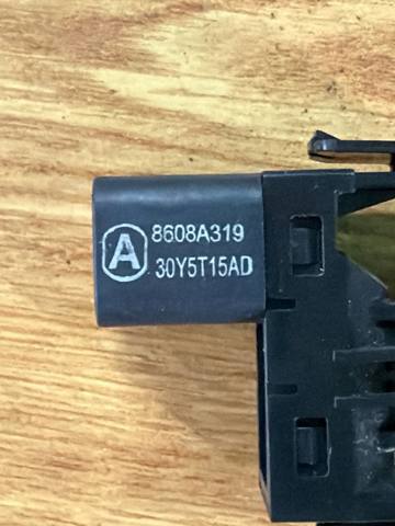 Кнопка вмикання двигуна склопідіймача передня права 8608A319 MITSUBISHI