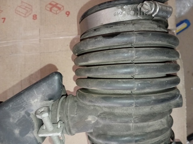 Патрубок повітряний, вихід повітряного фільтра 165763JA0A NISSAN