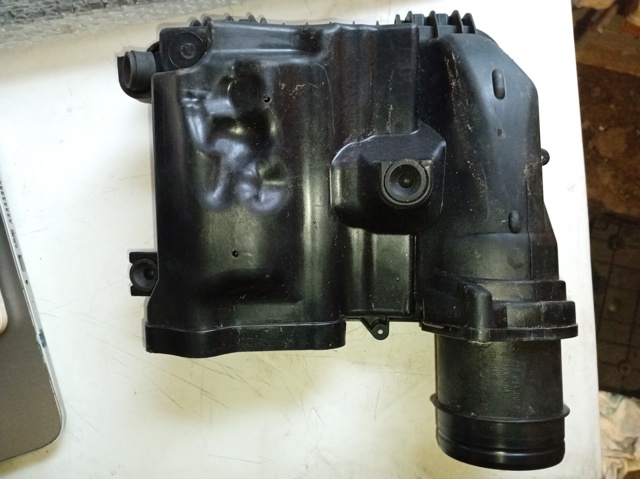 Корпус повітряного фільтра, правий 2760904001 MERCEDES