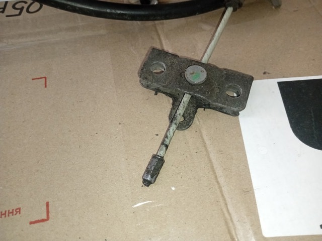 Трос ручного гальма передній 364023KA0B NISSAN
