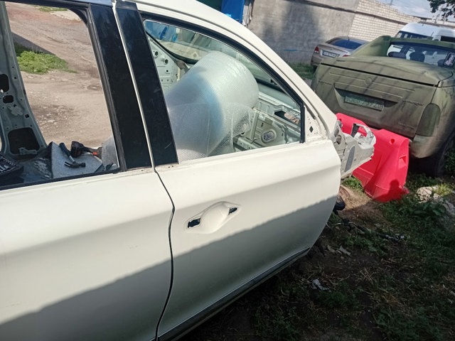 Пасажирські передні двері 801003JA1A NISSAN