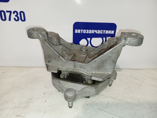 Кронштейн подушки коробки передач 8K0399115T VAG
