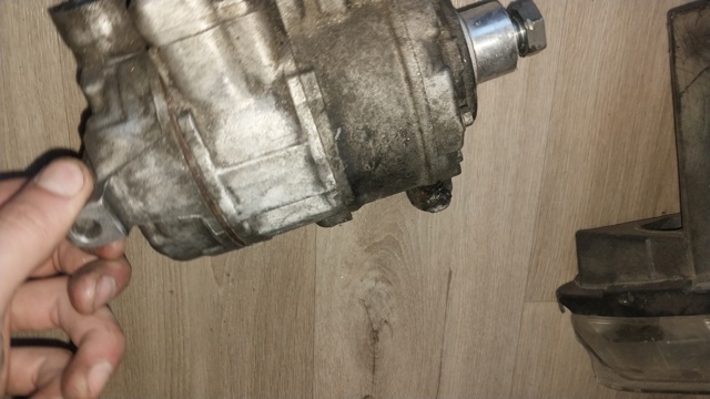 Насос кондиціонера 8T0260805T VAG