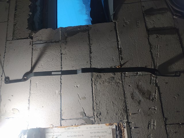 Кронштейн бампера заднього, центральний 80A807235A VAG