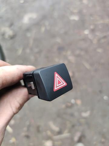 Кнопка включення аварійного сигналу 8W0941509A VAG
