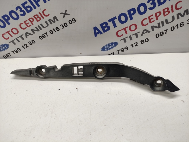 Кронштейн бампера переднього, правий 1346766 FORD