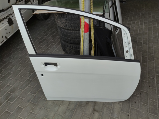Пасажирські передні двері 1607868880 PEUGEOT