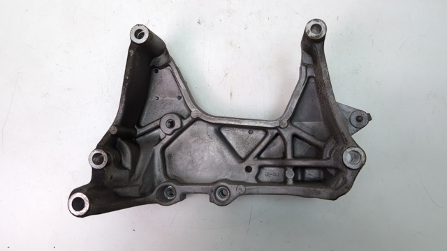 Кронштейн подушки (опори) двигуна, правої 112314BA0B NISSAN