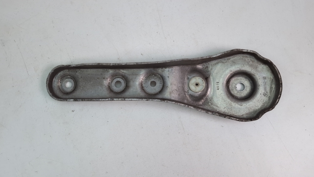 Кронштейн задньої балки 31106861142 BMW