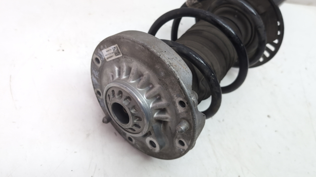 Стійка передня права 31306883878 BMW