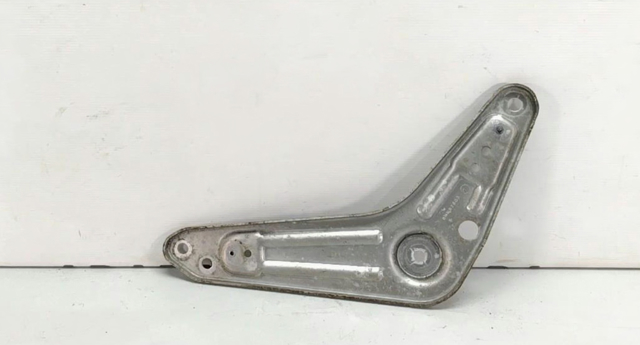 Кронштейн задньої балки 33306885676 BMW