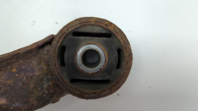 Траверса заднього редуктора, передня 41310AG023 SUBARU