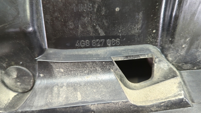 Накладка 5-ї двері, нижня 4G8827987AGRU VAG