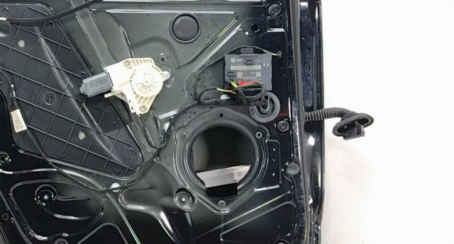 Механізм стеклопод'емника двері задньої, лівої 4L0839461A VAG