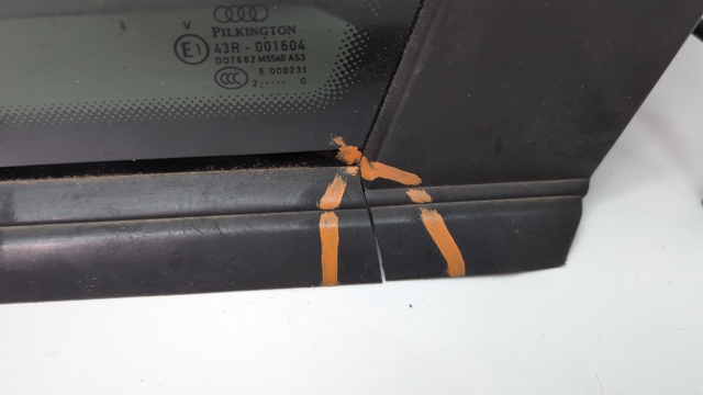 Стукло багажника, праве 4L0845300SNVB VAG