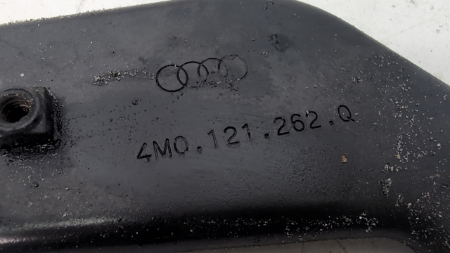 Кронштейн радіатора правий 4M0121262Q VAG