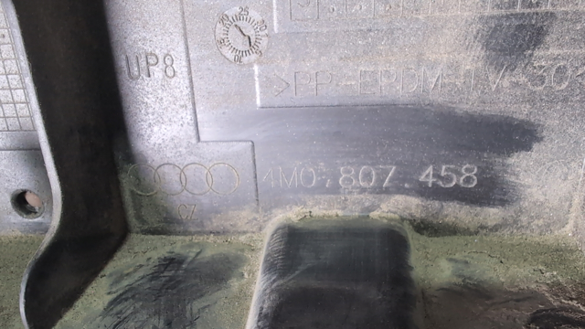 Кронштейн бампера заднього, центральний 4M0807458 VAG