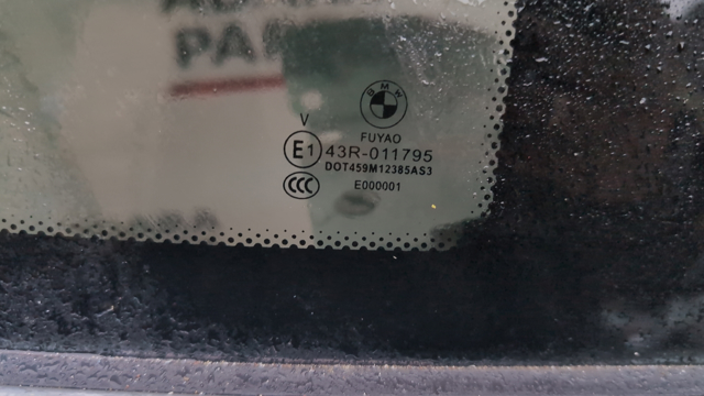 Скло багажного відсіку, праве 51377410064 BMW