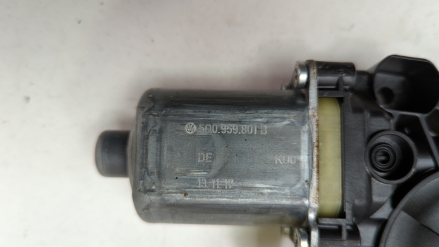 Двигун склопідіймача двері передньої 5Q0959801B VAG