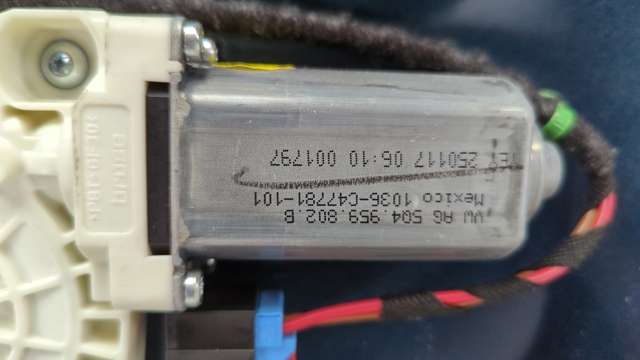 Двигун склопідіймача двері передньої, правої 5Q4959802B VAG