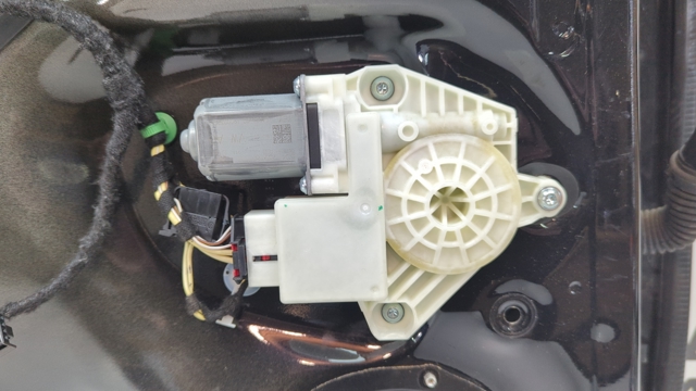 Моторчик склопідйомника двері задніх, лівих 5Q4959811F VAG