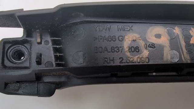 Ручка праих задніх дверей 80A837206 VAG