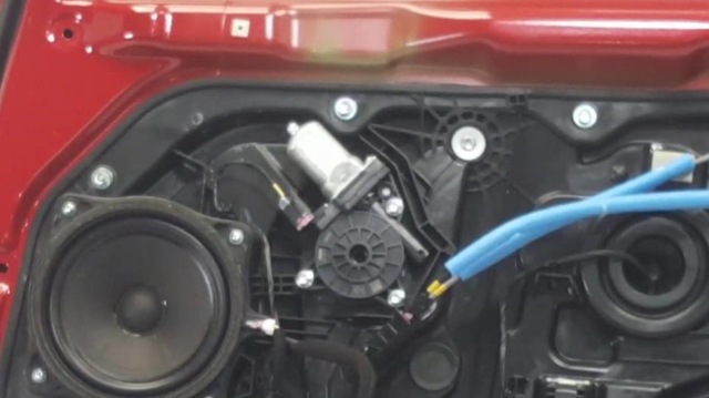 Мотор склопідйомника дверей передніх, правих 82460C1000 HYUNDAI