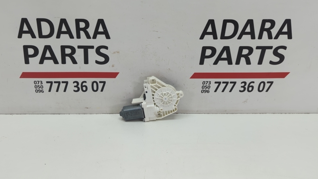 Двигун склопідіймача двері передньої, правої 8K0959802B VAG