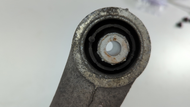 Балансир задній нижній, лівий 8R0505311F VAG
