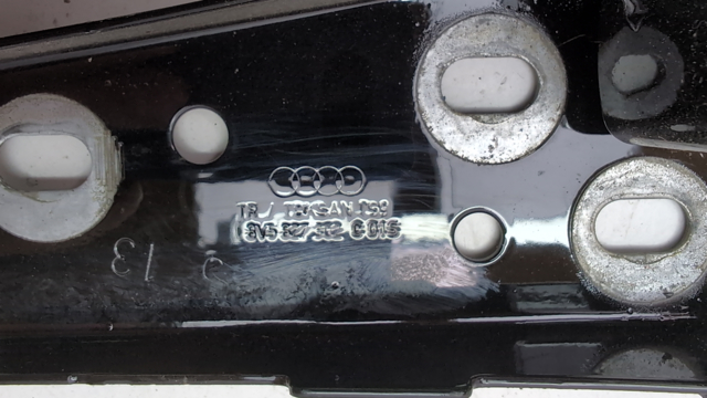 Шарнір кришки багажника 8V5827302C VAG