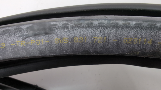 Ущільнювач двері передньої (на кузові) 8V5831721A VAG