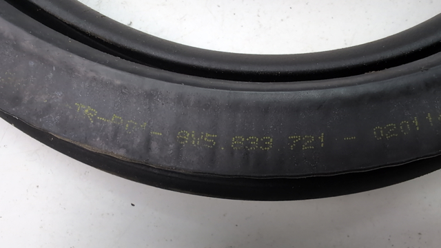 Ущільнювач двері задньої (на кузові) 8V5833721A VAG