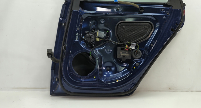 Ущільнювач дверей задніх, правих (на двері) 8V5839912C VAG