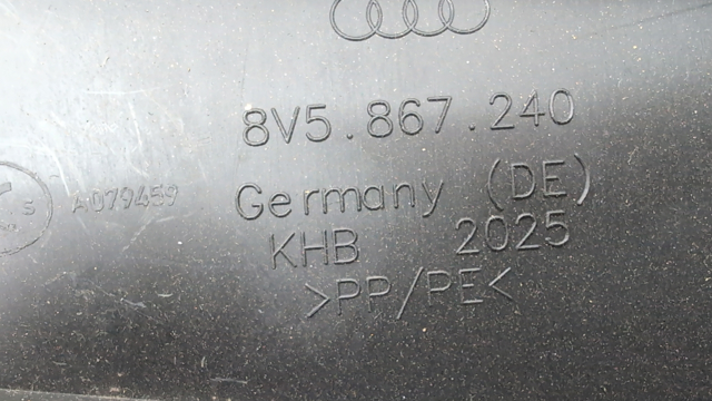 Обшивка стійки кузова внутрішньої, середня нижня права 8V58672404PK VAG