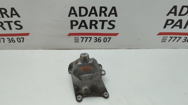 Кронштейн подушки (опори) двигуна, правої 8W0199308R VAG