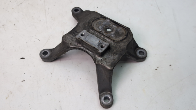 Кронштейн подушки коробки передач 8W0399118C VAG