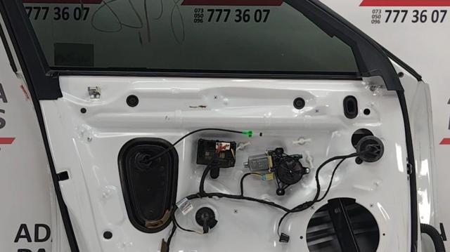 Ущільнювач скла передніх дверей лівих, внутрішній (планка) 8W0837479 VAG