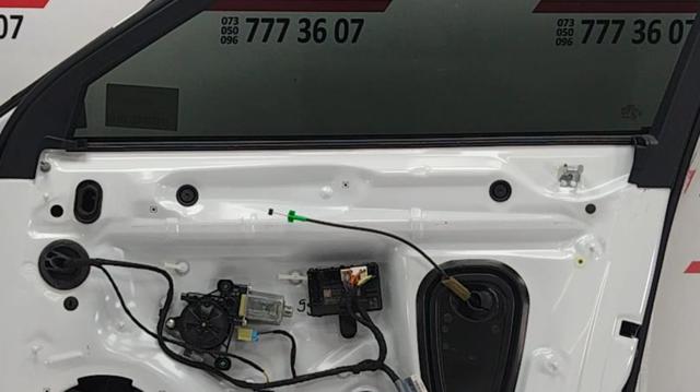 Ущільнювач скла передніх дверей правої, внутрішній (планка) 8W0837480 VAG