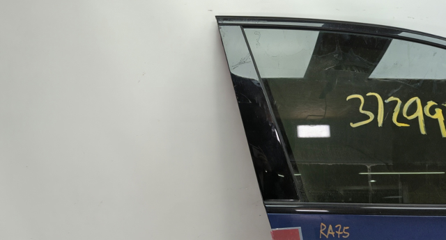 Накладка передніх дверей, правих, вертикальна 8W0837902A5FQ VAG