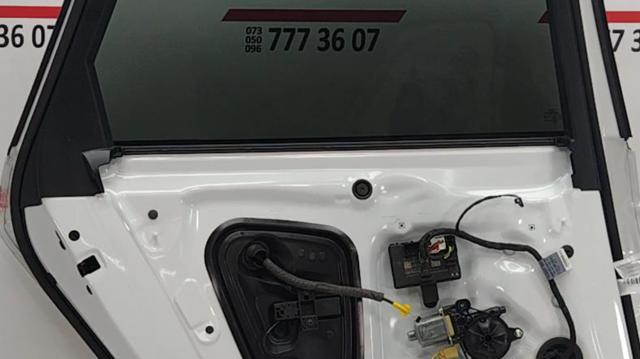 Ущільнювач скла задніх дверей лівої, внутрішній (планка) 8W0839479 VAG