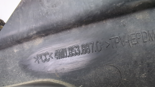 Підкрилок переднього крила, правий задній 8W0853824A9B9 VAG