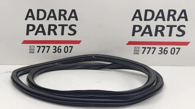 Ущільнювач дверей задніх, (на кузові) 8W5833721C VAG