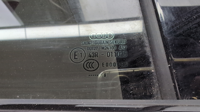 Скло задньої двері правої 8W5845206 VAG