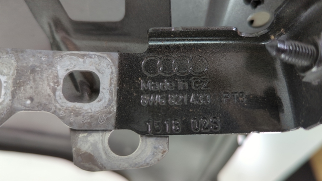 Кронштейн кріплення крила переднього лівого, задній 8W6821433 VAG