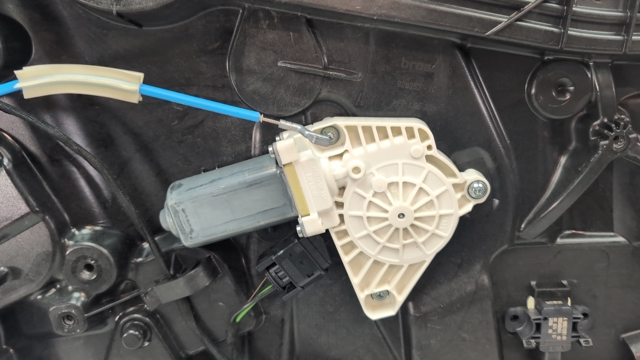 Моторчик склопідйомника двері задніх, лівих A2078200542 MERCEDES
