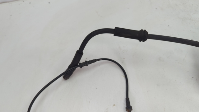 Гнучка гальмівна трубка передня A2464200248 MERCEDES