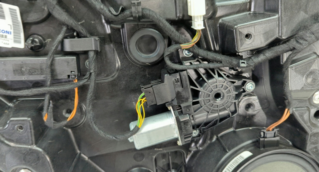 Мотор склопідйомника дверей задніх, лівих A2469063100 MERCEDES