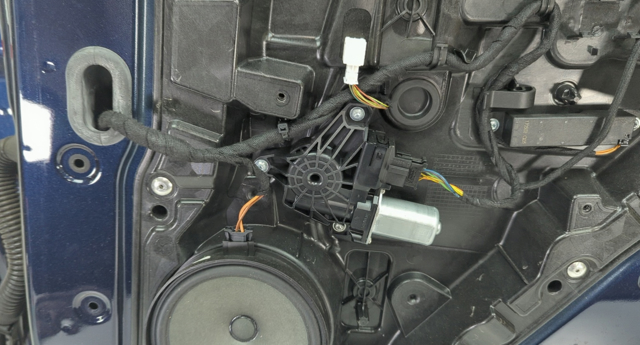 Моторчик склопідйомника двері задніх, правих A2469063200 MERCEDES